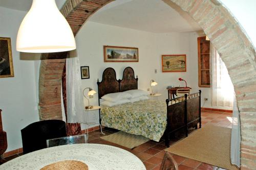 1 dormitorio con 1 cama y 1 mesa en una habitación en S.M. L'ARCO, en Monteriggioni