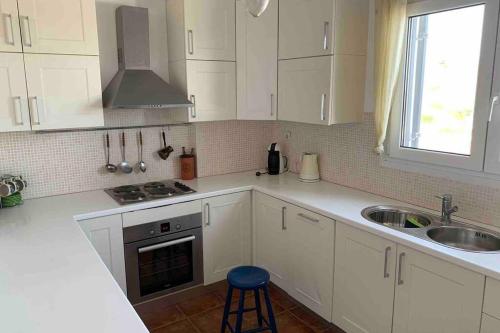 Dapur atau dapur kecil di Beach house with a view