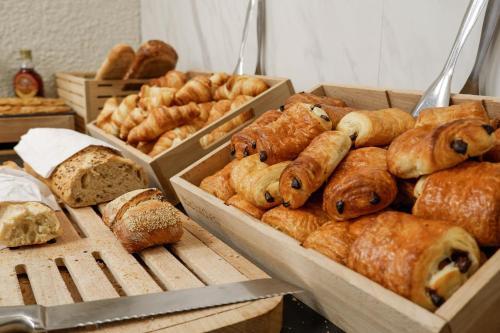 a display of different types of bread and pastries at ibis Limoges Centre in Limoges