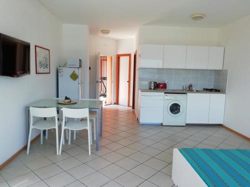 cocina y comedor con mesa y sillas en LAKE & CASTLE VIEW apartment, en Riva del Garda