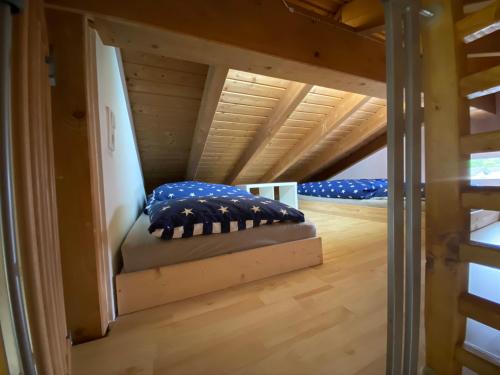 Кровать или кровати в номере Moselchalet Koblenz