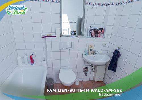 Et badeværelse på Familien-Suite-im-Wald-am-See