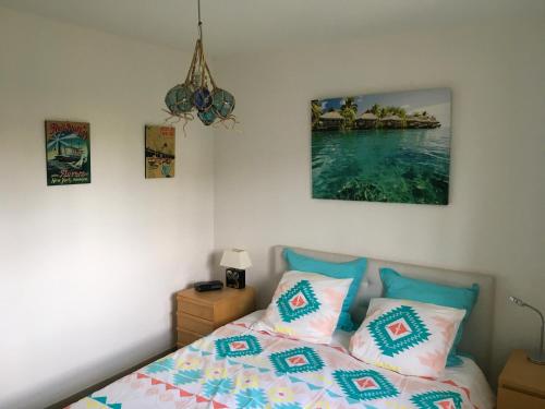 sypialnia z łóżkiem i widokiem na ocean w obiekcie Villa Alessia w mieście Antibes