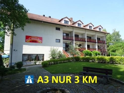 a building with a bench in front of it at Apparthotel Alte Innbrücke-24Std-Self-Check in-Haustiere Willkommen in Neuhaus am Inn