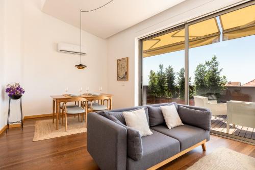 sala de estar con sofá y mesa en Sunny Loft in Downtown Porto with Private Parking, en Oporto