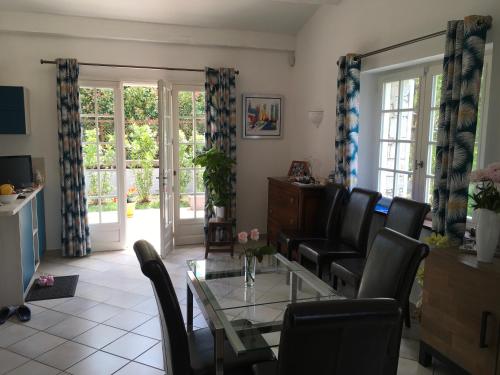 een woonkamer met een glazen tafel en lederen stoelen bij Villa Alessia in Antibes