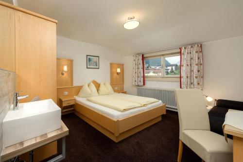 フラッハウにあるHaus Ennsblickのベッドとシンク付きのホテルルーム