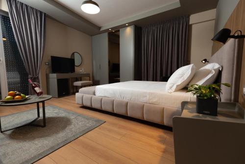 a hotel room with a bed and a table at Porta Apartament in Vlorë