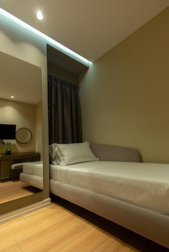 a bedroom with two beds and a mirror at Porta Apartament in Vlorë