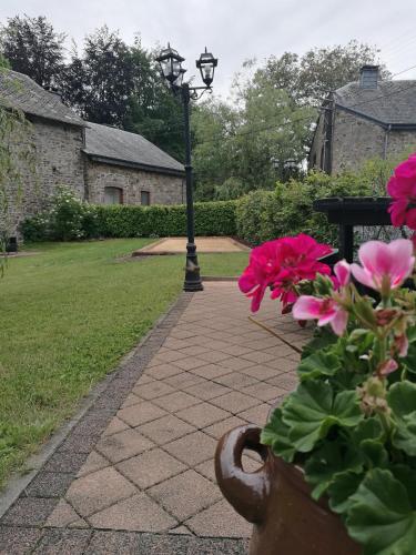 Ein Garten an der Unterkunft At Home