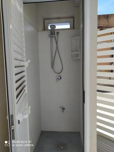 マリーナ・ディ・ラグーザにあるIrisのバスルーム(ガラスドア、シャワー付)