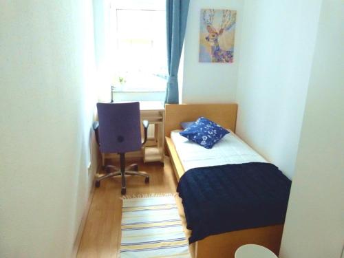 a small room with a bed and a desk at RoooMS by JR City Apartments in Vienna
