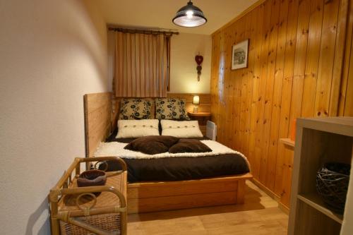 En eller flere senge i et værelse på CHALET SERRE CHEVALIER AVEC VUE EXCEPTIONNELLE