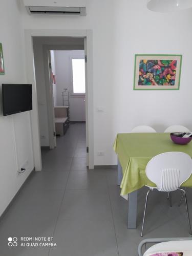 Televízia a/alebo spoločenská miestnosť v ubytovaní Iris