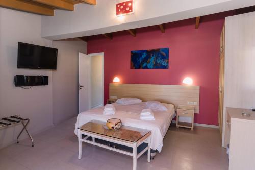 Rouda Bay Beach Hotel tesisinde bir odada yatak veya yataklar