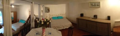 ein Schlafzimmer mit einem Bett und einer Kommode in einem Zimmer in der Unterkunft APT 65 M2 DANS VILLA AVEC PISCINE BANYULS SUR MER in Banyuls-sur-Mer