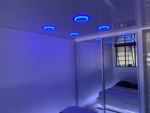 Habitación con luces azules en el techo en MARINA LOVE, en Cap d'Agde