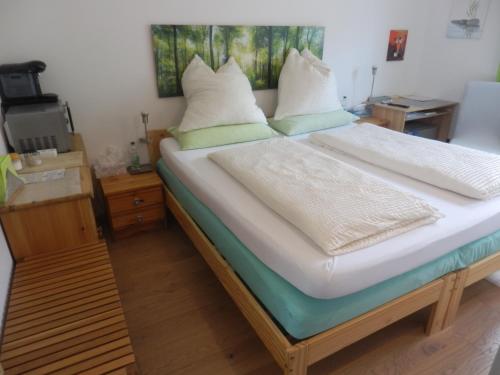 1 cama grande con 2 almohadas blancas. en Bed & Breakfast Engen en Engen