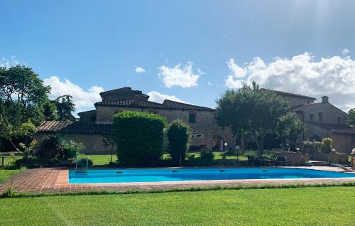 a swimming pool in the yard of a house at S.M. IL CASTRO in Monteriggioni