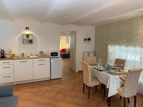 A kitchen or kitchenette at La Casa Di Ago