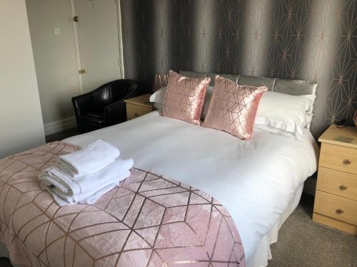 A bed or beds in a room at Seacrest Guest House 