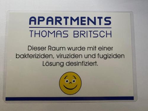 um sinal numa parede com uma cara sorridente em Apartments Thomas Britsch em Ilsfeld