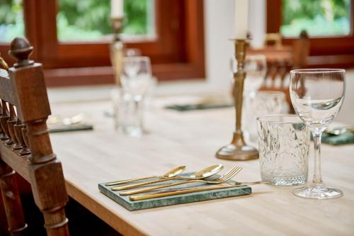 una mesa con vasos y cubiertos. en House of Magic, en Amberes