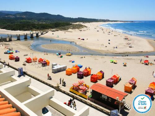 an aerial view of a beach with many people at Albergaria Quim Barreiros in Vila Praia de Âncora