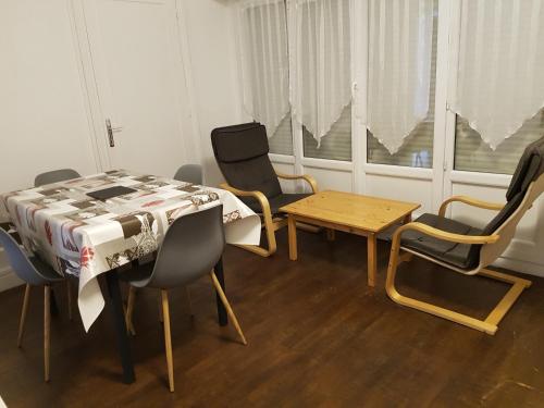 une salle à manger avec une table et des chaises dans l'établissement Franglais Flats, à Boulogne-sur-Mer