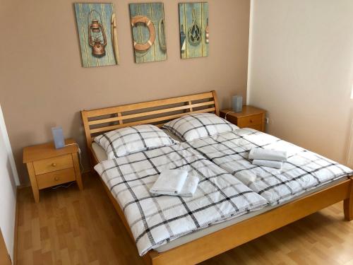 ein Schlafzimmer mit einem Bett mit zwei Handtüchern darauf in der Unterkunft Apartmán Adam in Lipno nad Vltavou