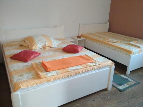 two beds sitting next to each other in a room at Casa Teo in Ocna Sibiului