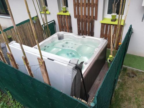 a jacuzzi tub in the backyard of a house at Un Spa au Canyon in Freyming