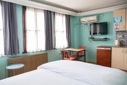 Una cama o camas en una habitación de YOLO Hostel