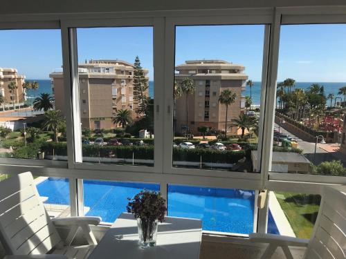 Pokój z widokiem na basen i budynki w obiekcie Costa del Oro con vistas al mar, Torrox Costa w mieście Torrox Costa