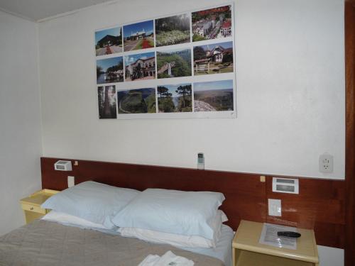 1 dormitorio con 1 cama y una foto en la pared en Ex Pousada Vale do Bosque - Aluguel por temporada, en Gramado