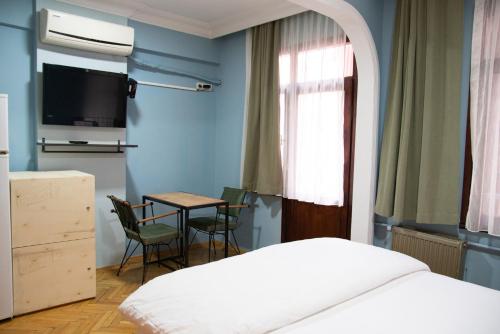 Una cama o camas en una habitación de YOLO Hostel