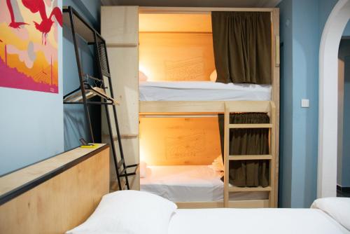 Una cama o camas en una habitación de YOLO Hostel