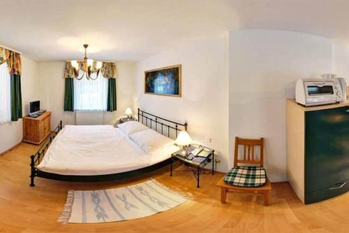 Un pat sau paturi într-o cameră la Haus Lenz Ferienwohnungen - Fam Ostermann