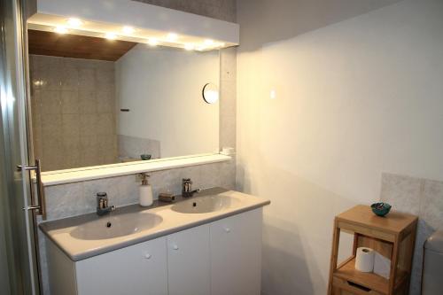 une salle de bain avec un lavabo et un miroir dans l'établissement Le Nid des Combes, à Dunières-sur-Eyrieux