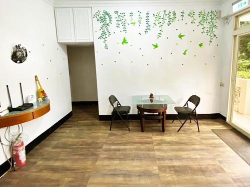 瑞芳區的住宿－九份金瓜石食字客棧，墙上的带桌子和蝴蝶的用餐室