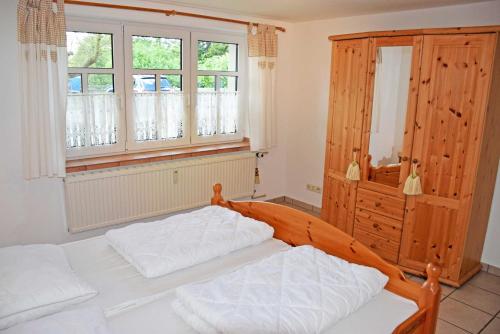 a bedroom with two beds and a window at Fewos Beuchow - nur Urlaubsdomizil - keine Monteursunterkunft in Beuchow