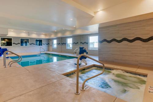 a indoor swimming pool with a swimming pool at Comfort Suites of Las Cruces I-25 North in Las Cruces