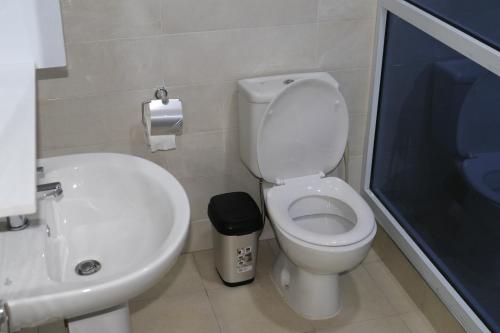 Bilik mandi di RHOGEM Hotel
