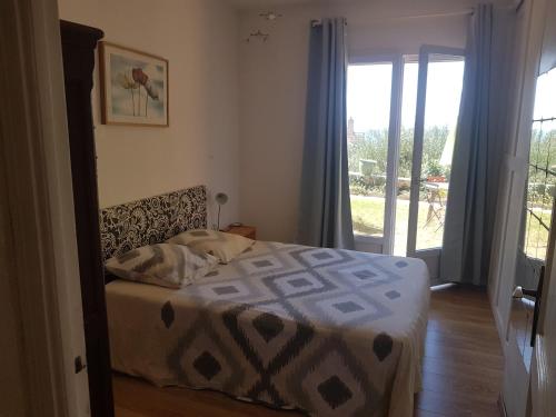 une chambre avec un lit et une porte avec une fenêtre dans l'établissement Appartement calme lumineux face a la mer, à Sète