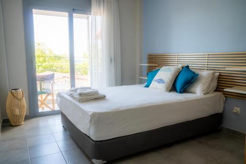 En eller flere senge i et værelse på ammos seafront family apartments