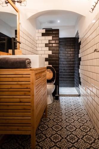 La salle de bains est pourvue d'une baignoire et de toilettes. dans l'établissement Les Voûtes du Vieux-Port, à Marseille