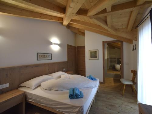 a bedroom with a bed in a room with wooden ceilings at Europa Mountain Apartments in Alleghe