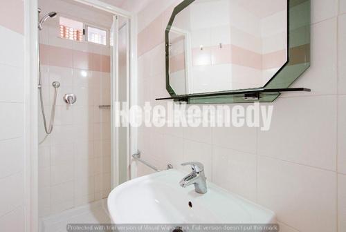 Koupelna v ubytování Hotel Kennedy