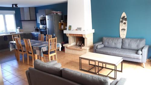 un salon avec un canapé et une table et une cuisine dans l'établissement Escapade, à Saint Martin de Brehal