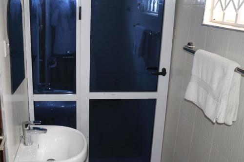 Bilik mandi di RHOGEM Hotel